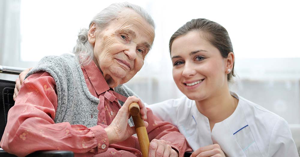 Seniorin und Pflegerin